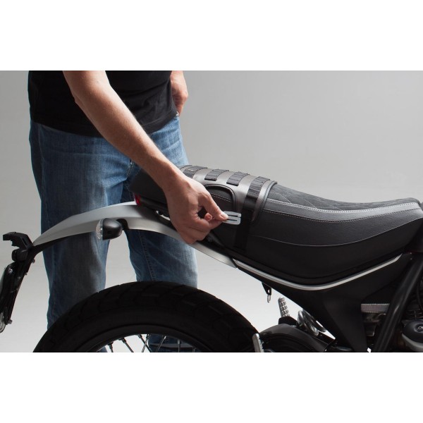 Gancho S para las maletas laterales Legend Gear Aluminio. Plateado anodizado. En pack de dos.