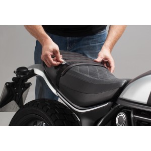 Gancho S para las maletas laterales Legend Gear Aluminio. Plateado anodizado. En pack de dos.