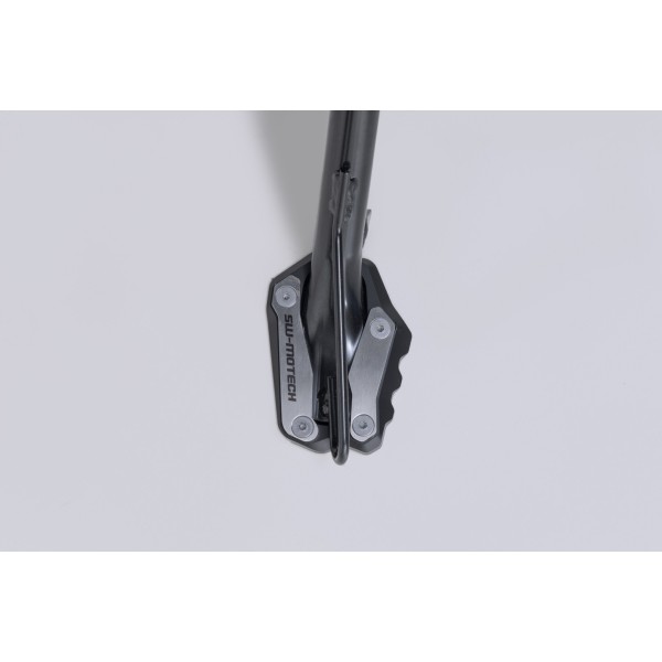 Extensión para caballete lateral Negro/Plateado. Suzuki GSX-S10000GX (23-).