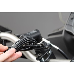 Cargador mini USB Con enchufe de autos. Cable 180 cm. 2.000 mA. 12V.