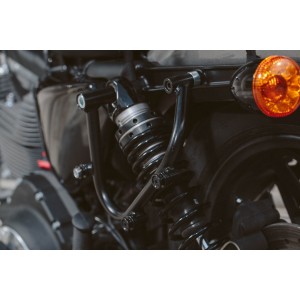 Soporte lateral izquierdo SLC Harley Sportster modelos (04-).