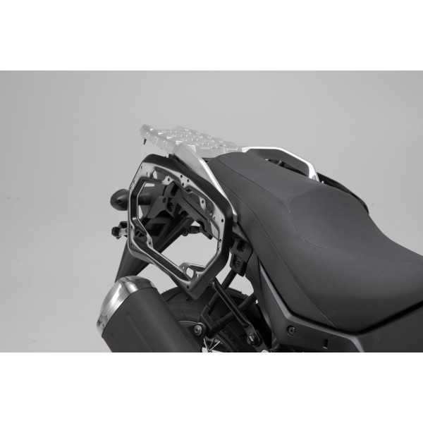 Soporte lateral PRO Negro. Suzuki DL 650 (16-).