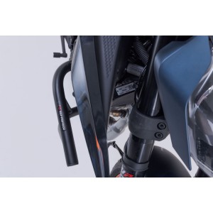Protecciones laterales de motor Negro. 125/390 Duke (23-), Svartpil/Vitpil 401.