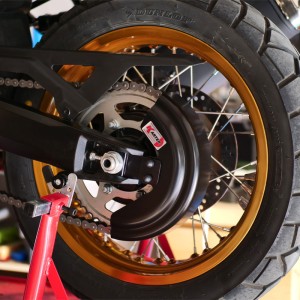 SUZUKI V-STROM 800SE - Protector de cadena Negro satinado