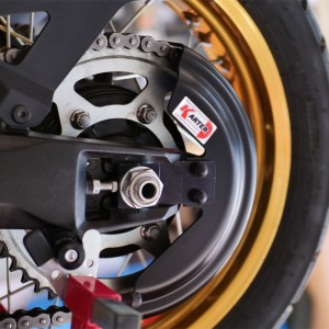 SUZUKI V-STROM 800SE - Protector de cadena Negro satinado