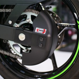 KAWASAKI NINJA 7 HYBRID - Protector de cadena Negro satinado