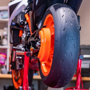 KTM 1090 ADVENTURE - Protector de cadena Naranja