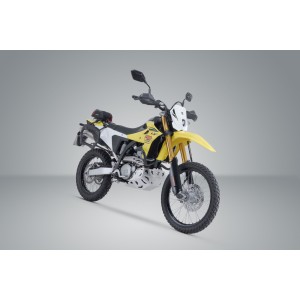 Soporte lateral PRO Negro. Suzuki DR-Z4S / SM (25-).