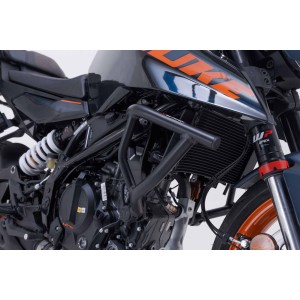 Protecciones laterales de motor Negro. 125/390 Duke (23-), Svartpil/Vitpil 401.