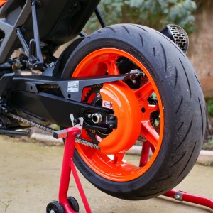 KTM 990 DUKE a partir de 2024 - Protector de cadena Karter Naranja