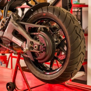 DUCATI PANIGALE V2/V2 S a partir de 2025 - Protector de cadena Karter Negro