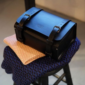 Bolsa trasera en cuero de primera flor.