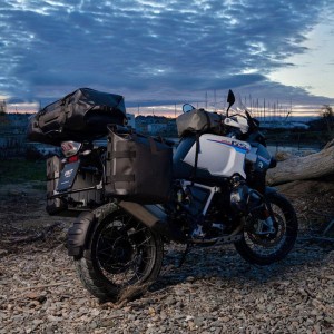 Portabolsas de aluminio con frontal hypalon regulable y enganche rápido + chasis izquierdo bmw r1300gs