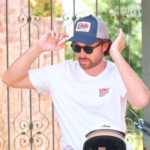 Gorra trucker box con logo azul de unitgarage