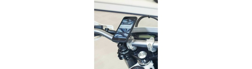 Distintos soportes de móvil para moto